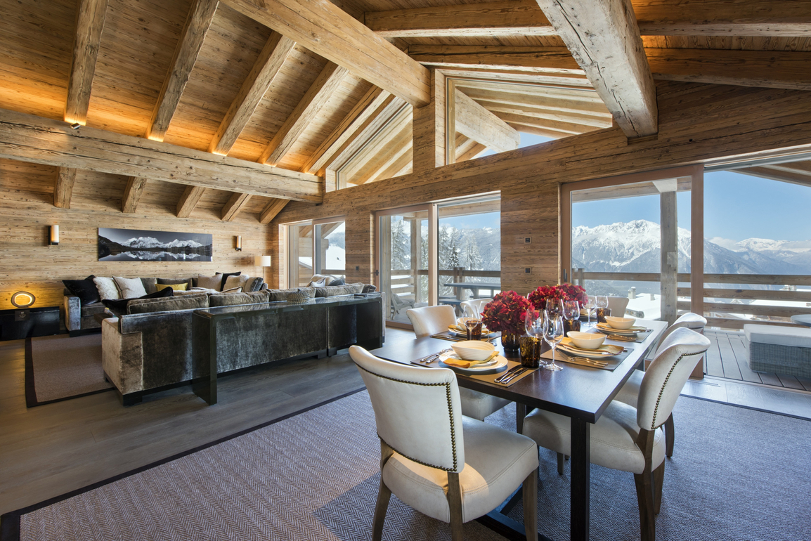 appartement-rosalp-combles-verbier-sejour-table-dressee-vue-01.jpg