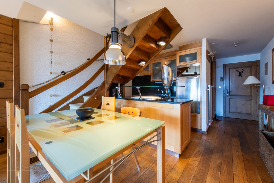 appartement-astoria-339-verbier-piece-a-vivre-table-01.jpg