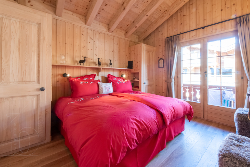 appartement-marjolaine-321-verbier-chambre-lit-rouge-11.jpg