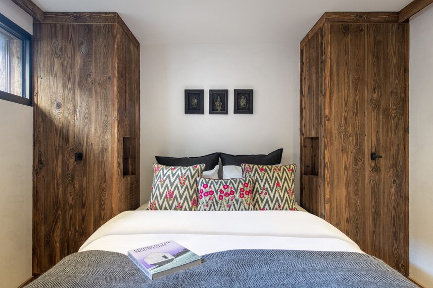 chalet-nangi-verbier-chambre-double-coussins-fleuris-11.jpg