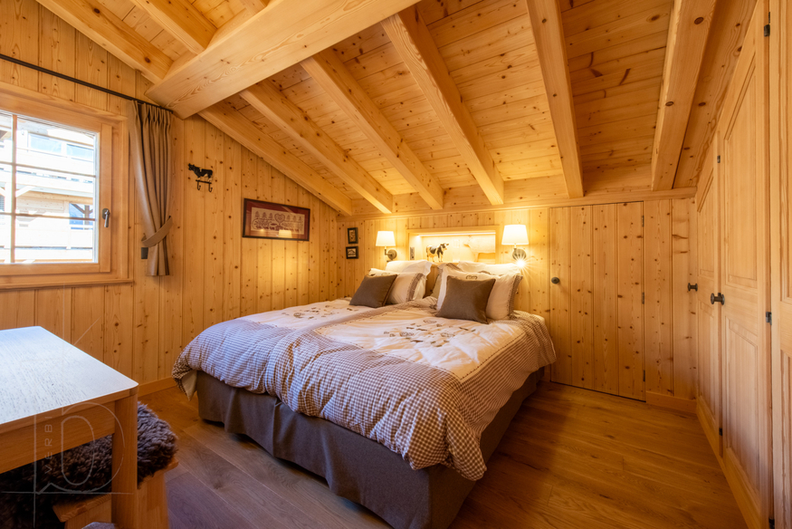appartement-marjolaine-321-verbier-chambre-double-bois-09.jpg