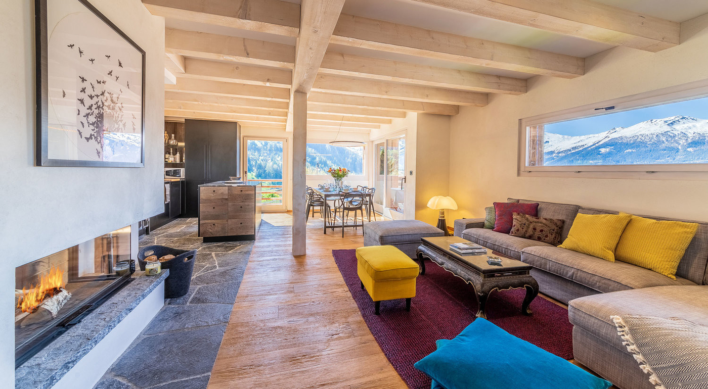chalet-indama-verbier-sejour-cheminee-vue-montagnes-01.jpg
