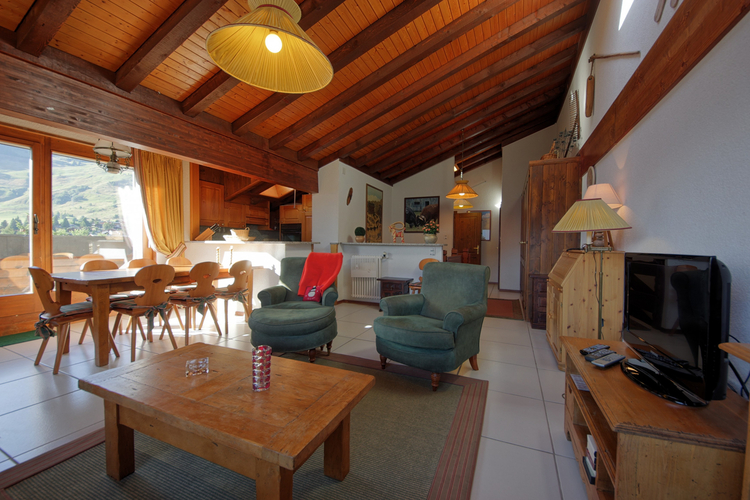 appartement-mondzeu-c271-verbier-salon-salle-a-manger-06.jpg