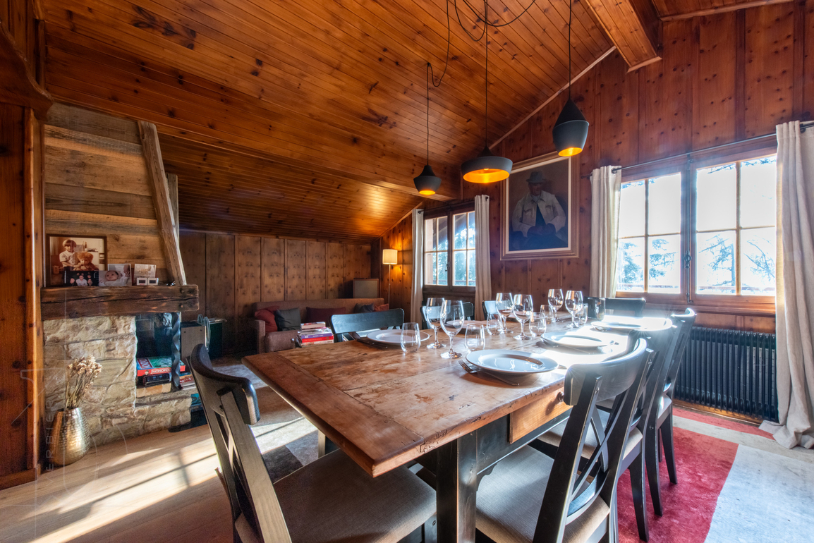chalet-la-vadrouille-verbier-table-a-manger-dressee-03.jpg