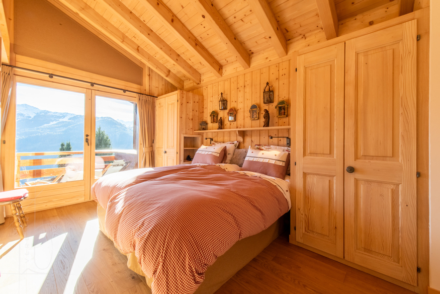 appartement-marjolaine-321-verbier-chambre-vue-balcon-07.jpg
