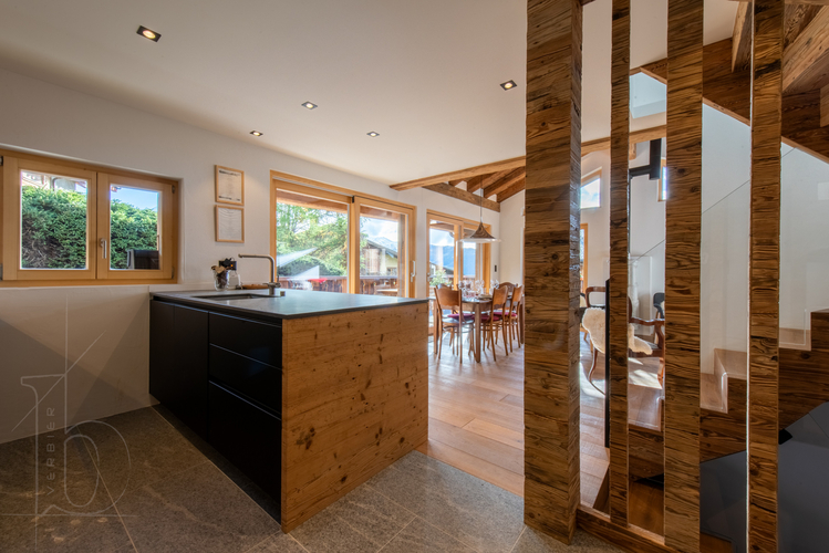 chalet-mon-ronron-verbier-cuisine-lumineuse-fenetres-05.jpg