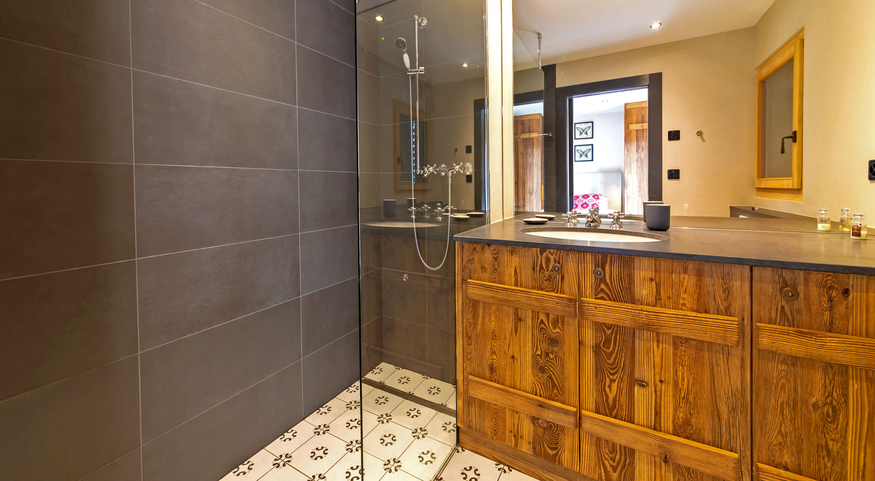 chalet-indama-verbier-salle-de-bain-design-douche-vasque-14.jpg