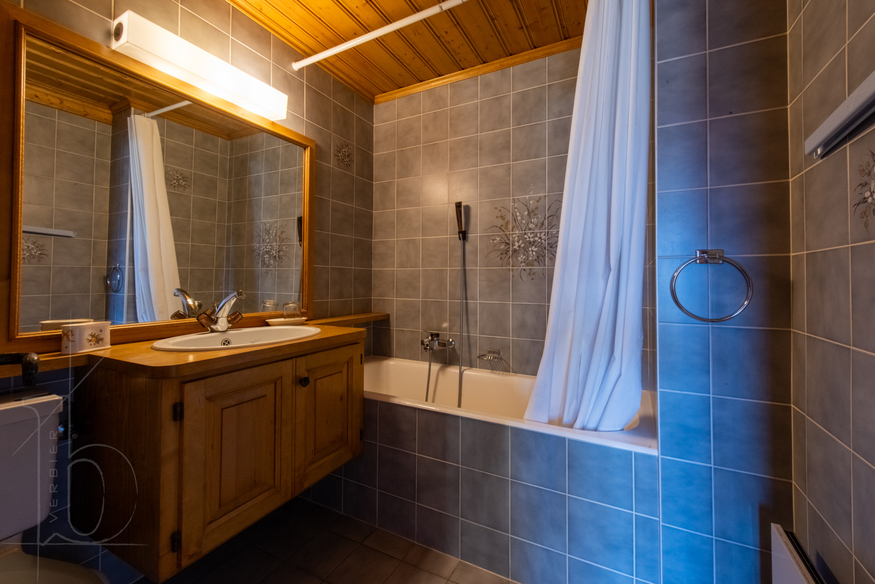appartement-capricorne-114-verbier-salle-de-bain-baignoire-09.jpg